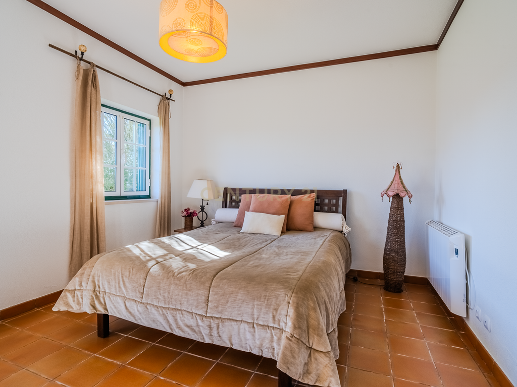 Luxuosa Moradia Isolada com jardim Privado na Venda do Pinheiro - Image 13